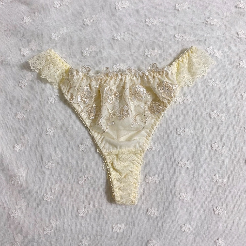 US-S, M  Japanese Brand Vintage Floral Embroidered Lace Ruffle Thong Panty